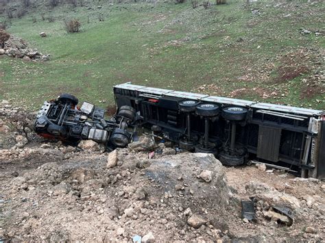 Mardinde feci kaza Tır ile kamyonet kafa kafaya çarpıştı