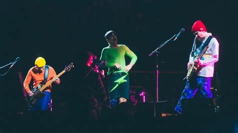 Poderoso Cierre De Vive Latino Red Hot Chili Peppers Los Bunkers