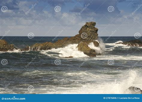 Ondas Que Causam Um Crash Nas Rochas Foto De Stock Imagem De Calor