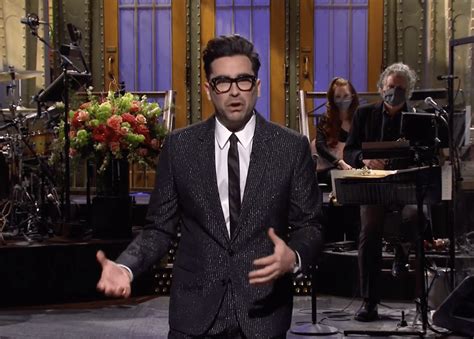 Dan Levy inspires new SNL hosting trend of welcome notes | EW.com