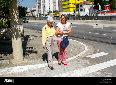 SÃO PAULO SP 23 03 2016 MULHER IDOSA SENDO AJUDADA Idosa sendo