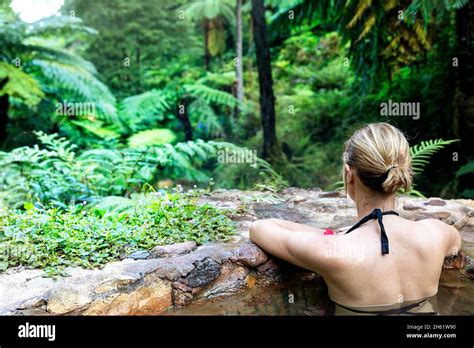 Mujer de espaldas bikini fotografías e imágenes de alta resolución