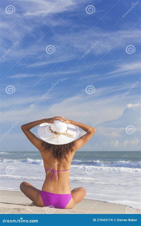 Ragazza Sexy Della Donna Che Si Siede Il Cappello Il Bikini Di Sun