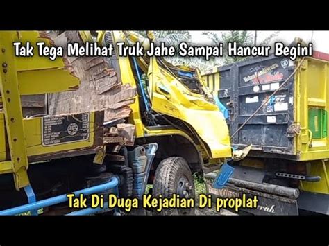 Truk Ambil Alih Jalur Salah Terlihat Kebingungan Mobil Menurun