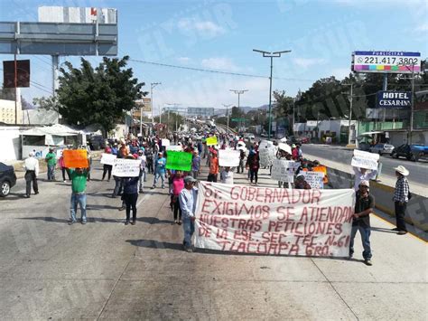 Bloquean Padres La Autopista Del Sol Para Exigir Maestros El Sur