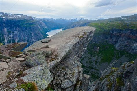 Una Imagen Vibrante Del Famoso Lugar De Senderismo Noruego Trolltunga