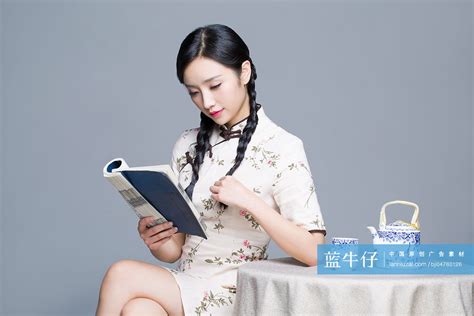 古典美女看书 蓝牛仔影像 中国原创广告影像素材