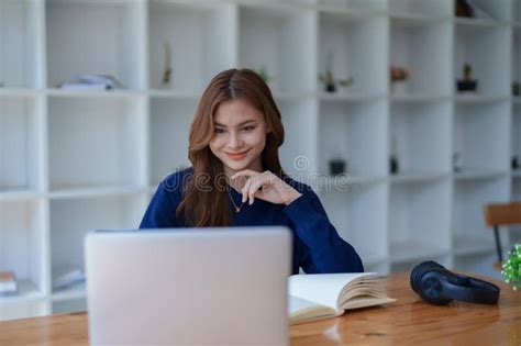 Feliz Estudiante Universitaria Latina Mirando La Clase De Aprendizaje a Distancia En Línea En El