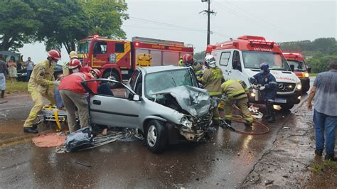 V Tima Fica Presa S Ferragens Ap S Colis O Na Rodovia Entre Umuarama E