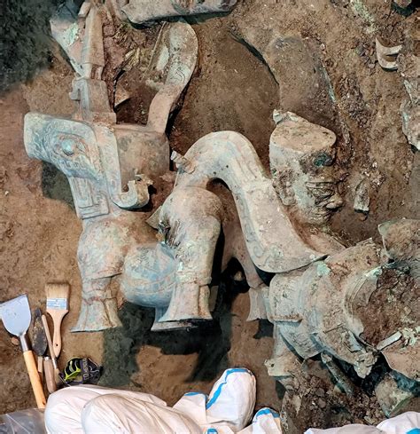 Arqueólogos chinos encuentran una una gran bestia de bronce en Sanxingdui