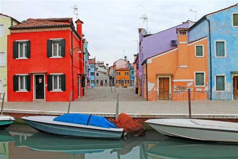 Edificios Coloridos En La Isla De Burano Italia Foto De Archivo