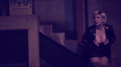 Dee Flowered Nude Pics Seite 1