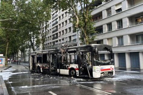 Lyon Un bus TCL prend feu soudainement les passagers échappent à l