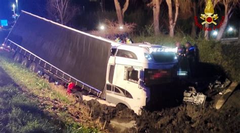 Camionista Rumeno Esce Di Strada E Perde La Vita In Romea Chioggia