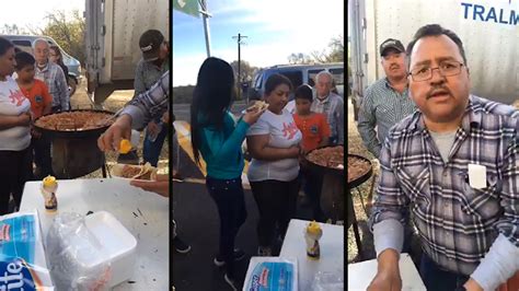 Manifestantes reparten comida y agua a los que están atorados en el