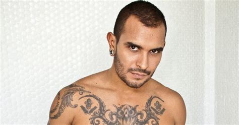 El Lavadero de las Muñecas LUCIO SAINTS APUESTA POR LAS WEBSERIES PORNO GAY