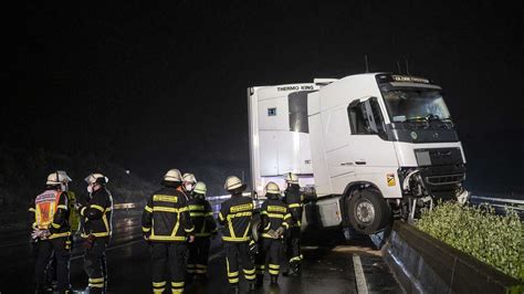 Unfall Auf A Bei Bad Homburg Lkw Durchbricht Mittelleitplanke