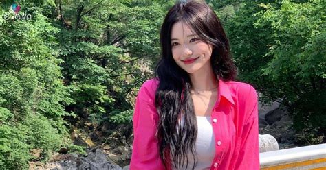 Hot girl má lúm đồng tiền mê diện chiếc áo đàn ông phối 1001 kiểu gì cũng đẹp và ngọt ngào