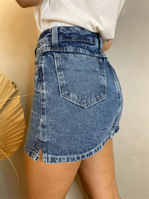 Short Saia Jeans Escuro Bolsos Mini Fendas Laterais Lavinny Store