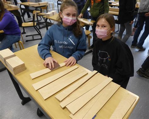 Duisburg Sch Ler Des Albert Einstein Gymnasiums Bauen Trommeln