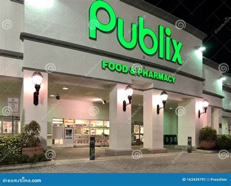 Publix Supermarket in North Miami Editorial Photo - Image of retail