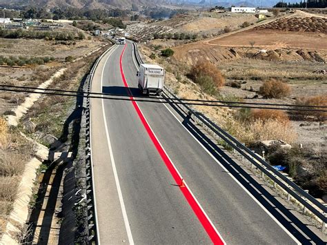 Qué significa la línea roja que la DGT ha pintado en las carreteras