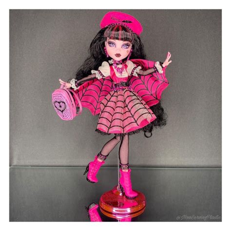 Monster High Haunt Couture Draculaura Doll Town