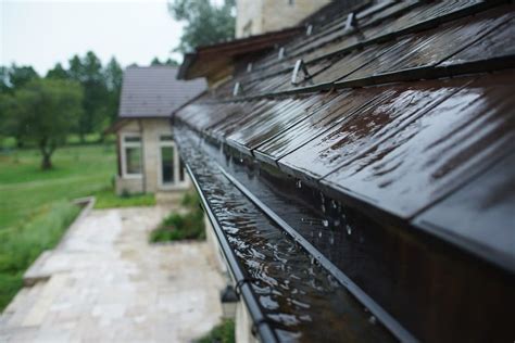 Gutter Overflow - 6 Top Causes and Easy Solutions