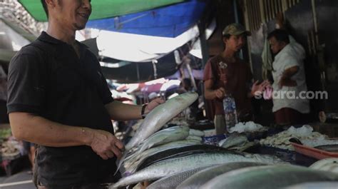 Penjualan Ikan Bandeng Jelang Imlek Di Kawasan Petak Sembilan