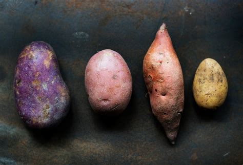 Diferentes variedades de papas orgánicas Foto Premium