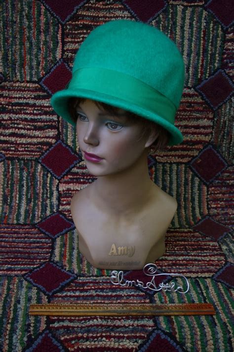 Vintage Kelly Green Felt Cloche Hat - Gem