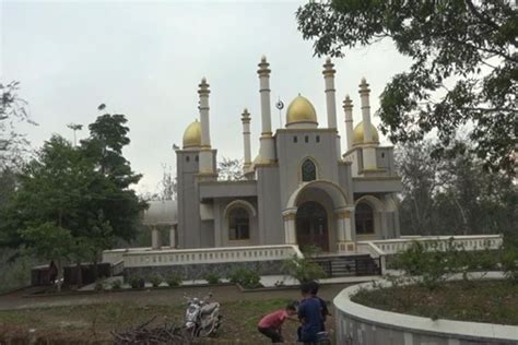 Cerita Di Balik Masjid Megah Di Tengah Hutan Yang Viral Dulunya