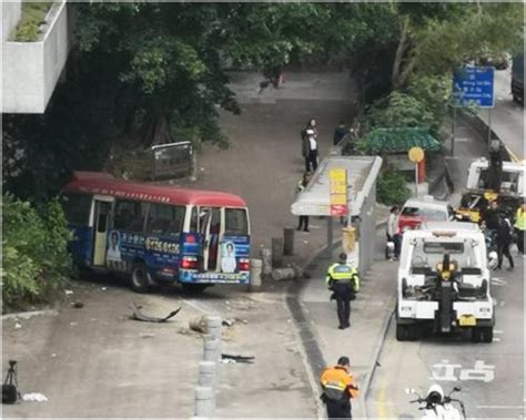 香港一輛小巴撞2車並沖向巴士站 致3人受傷送院 每日頭條