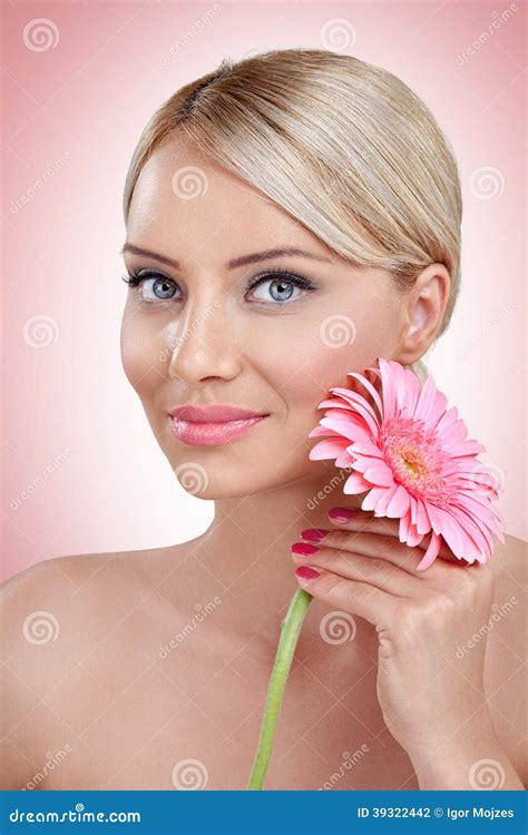 Femme Tendre Avec La Fleur Rose Photo stock - Image du normal ...