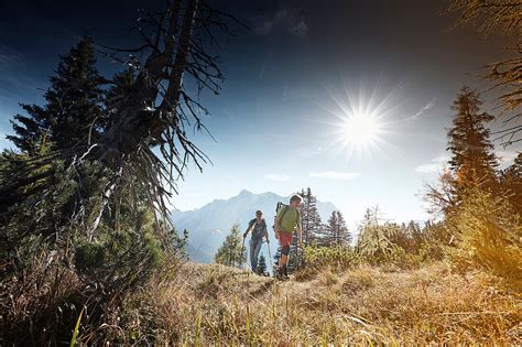 Zwei Bergwanderer Auf Dem Weg Zum Gipfel Bild Kaufen 71226913