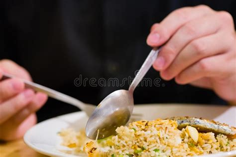 Salmones Cortados Fritos Con Arroz Frito Las Manos Del Hombre Utilizan