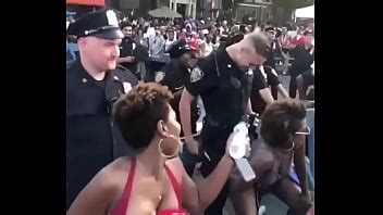 Mexendo A Bunda Pro Policial Em Salvador XVIDEOS