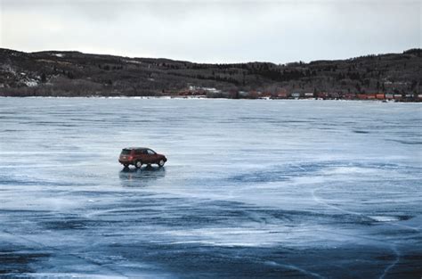 Categoría Driving On Ice Lake De Imágenes Fotos De Stock E Ilustraciones Libres De Regalías