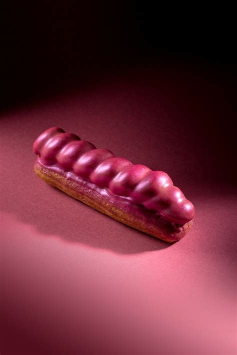 Эклер «Клубничный бабл гам» от Dolce Cafe in 2024 | Photo and video ...