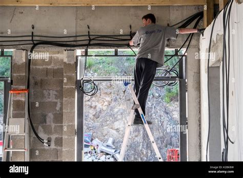 Electricista En Una Escalera Obras Para La Instalaci N De Cables