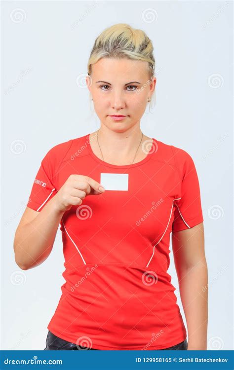 La Jeune Fille Blonde Tient La Carte De Visite Professionnelle De