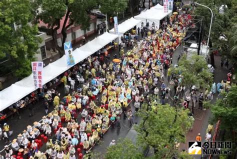 直擊／滿出濟南路！放晴「青鳥行動」2千人湧進 寫布條包圍立院 政治快訊 要聞 Nownews今日新聞