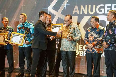 Pj Gubernur Ntb Terima Anugerah Kpi Dr Najam Jadi Pemacu