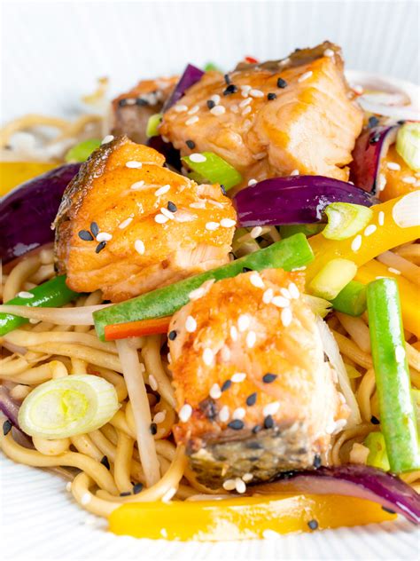 Salmon Stir Fry With Noodles Vegetables Krumpli