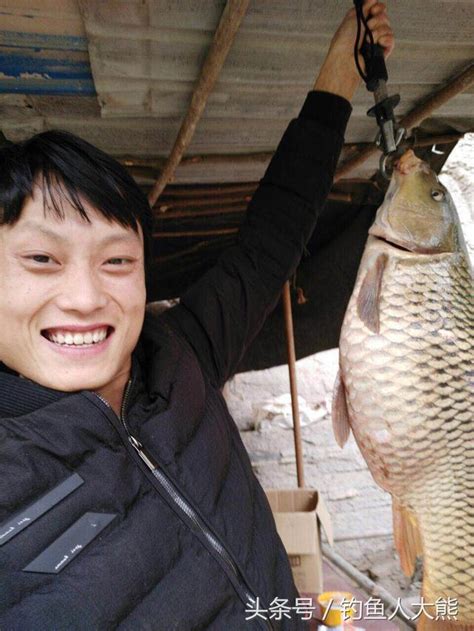 農村小伙自配餌料釣到大鯉魚，卻把媽媽氣得直哭，原因讓人很糾結 每日頭條