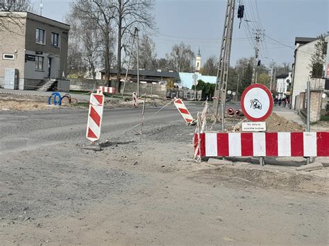 Budowa nowego ronda wznowiona po przerwie Ul Złota zamknięta od