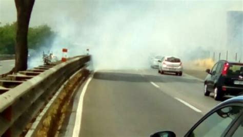 Incendi Sulla Via Pontina E Sull Autostrada A Traffico Completamente