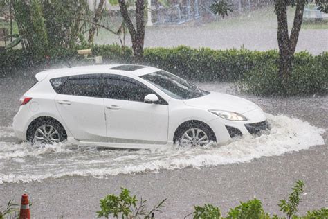 運転中ゲリラ豪雨、水害に遭遇したら覚えておくべき5つのこと 自動車情報誌「ベストカー」