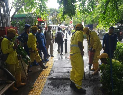 Tuntaskan Genangan Air Di Kawasan Jalan Pegangsaan Timur Pasukan Biru