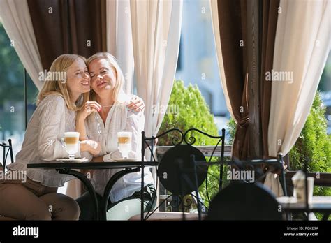 Portrait Of Smiling Mature Belle M Re Et Sa Fille Boire Du Caf Assis La Maison La Famille